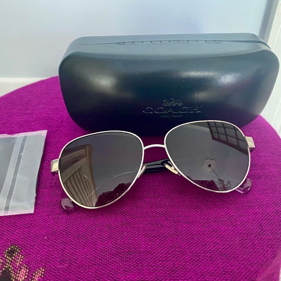 Coach sunglasses with case and cleaning cloth - Picture 4 of 11